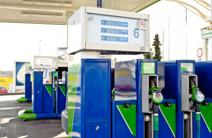 Litr benzinu stojí o 7 korun méně než před rokem. Nafta o 11. Ceny budou dál klesat, říká analytik