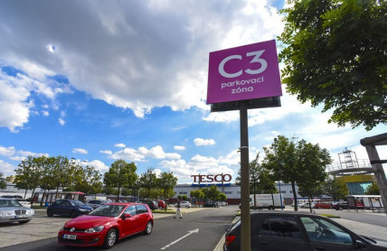 U nákupních center budeme za parkování platit až 100 Kč za hodinu. Můžeme si za to sami