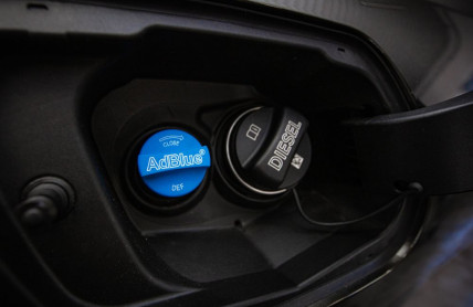 Kapalina AdBlue v praxi: Co to je, jaká je cena, jak dolít a příslušná kontrolka