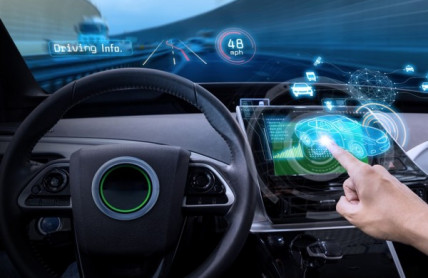 Konec pohody v autě? EU letos přidá další povinné asistenty, v ceně nových vozů to poznáte