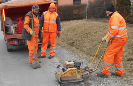 Kdo zaplatí, když si poškodíte auto na rozbité vozovce. Snad pojišťovna.