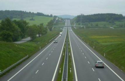 Rychlá jízda má skončit. Limit 120 km/h podle studie zachrání mnoho životů